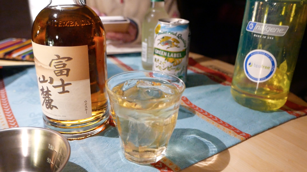 キャンプでウィスキー