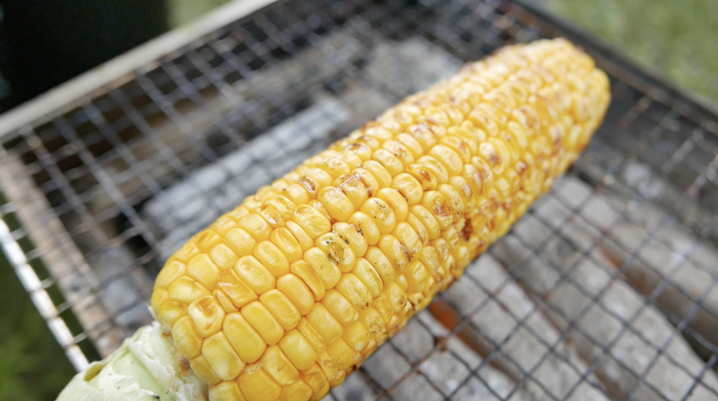 炭火でとうもろこし