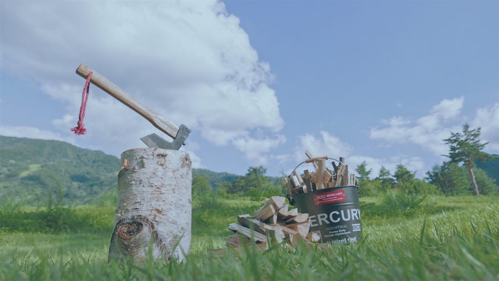 ハンドアックスで薪割り